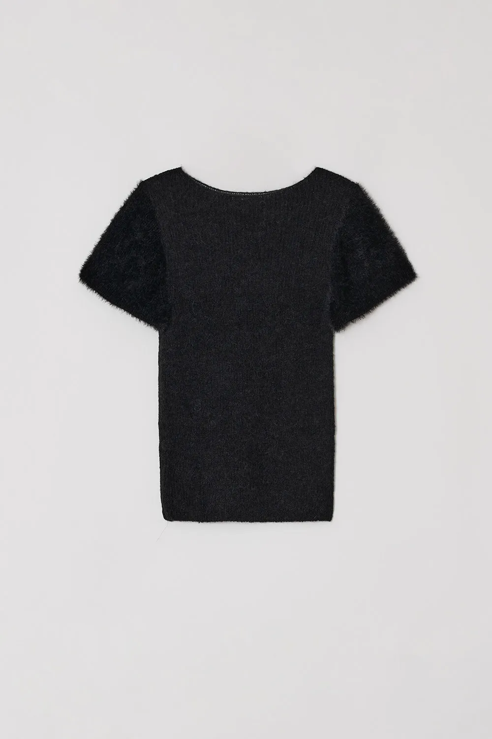 Diagonal V-neck and Crew neck