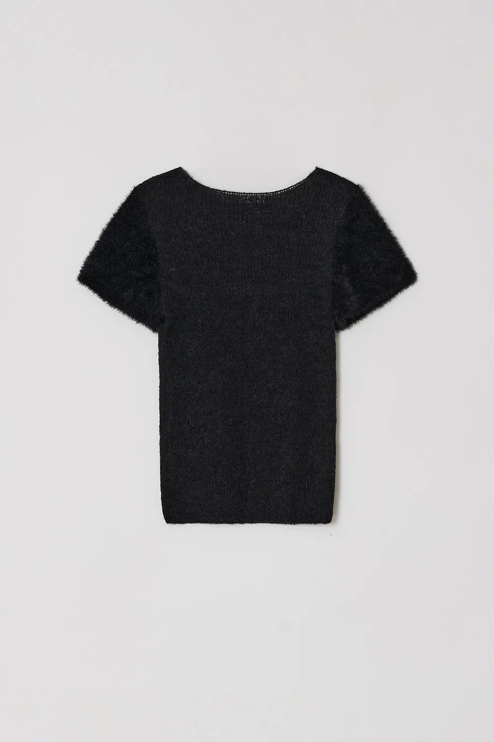 Diagonal V-neck and Crew neck