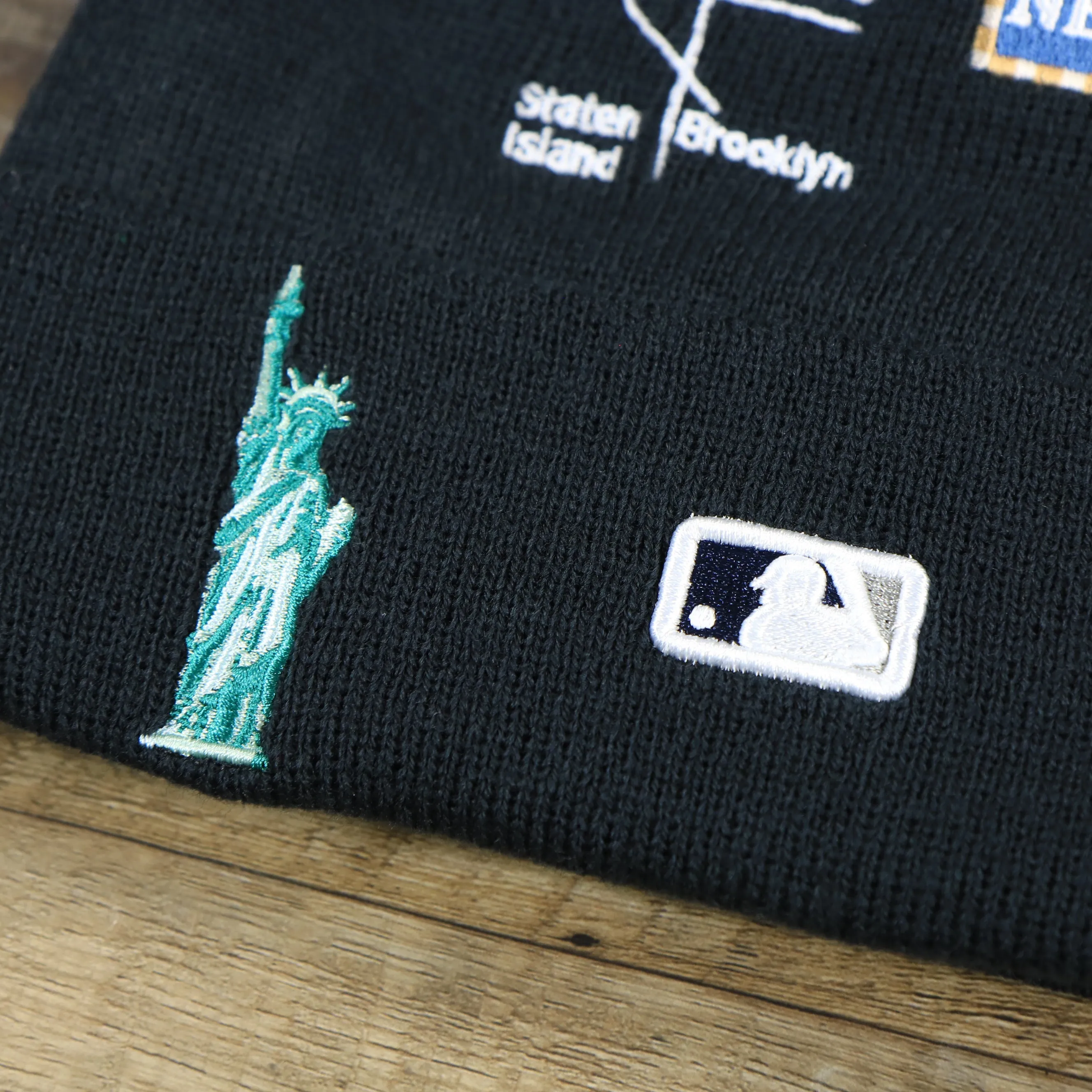 New York Yankees City Transit Beanie with All Over Side Patch - 59Fifty Fitted